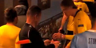 Linienrichter bittet Haaland um Autogramm
