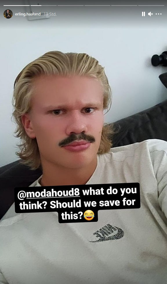 Stürmer-Star Erling Haalnd posiert mit einem Schnurrbart-Filter auf Instagram