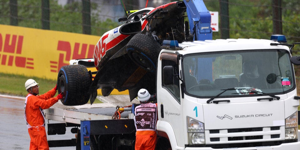 Schumacher schrottet sein Auto im Training