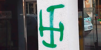 Vandalen beschmierten Stadt mit Hakenkreuzen