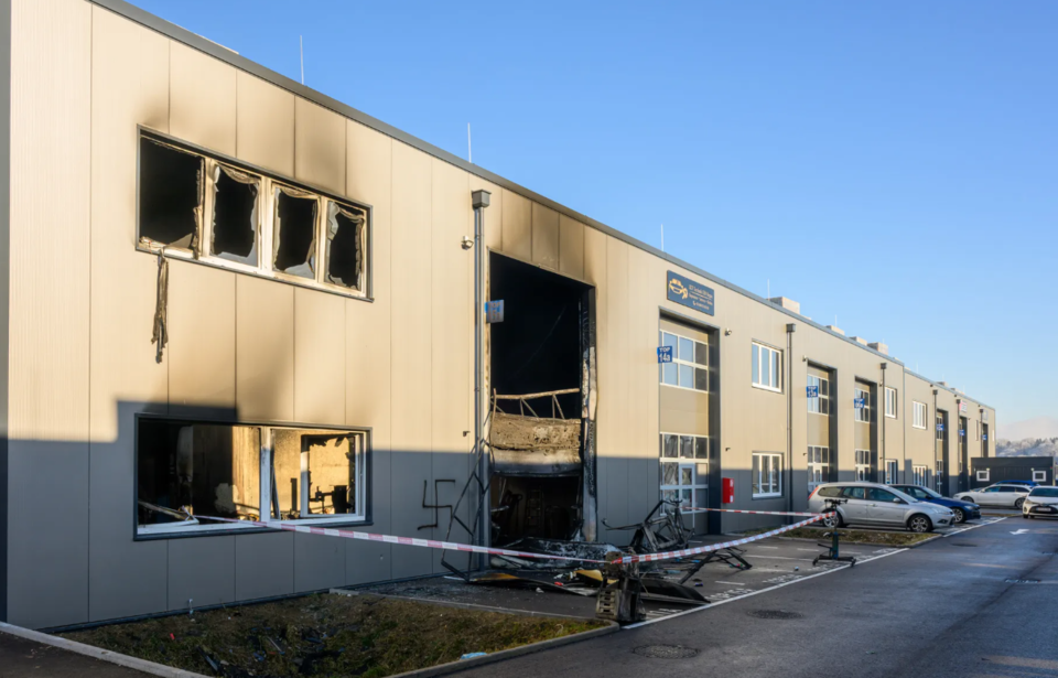 Kfz-Werkstatt abgefackelt Hakenkreuz