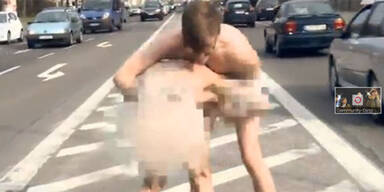 Joko & Jackass-Star rangeln nackt in Berlin