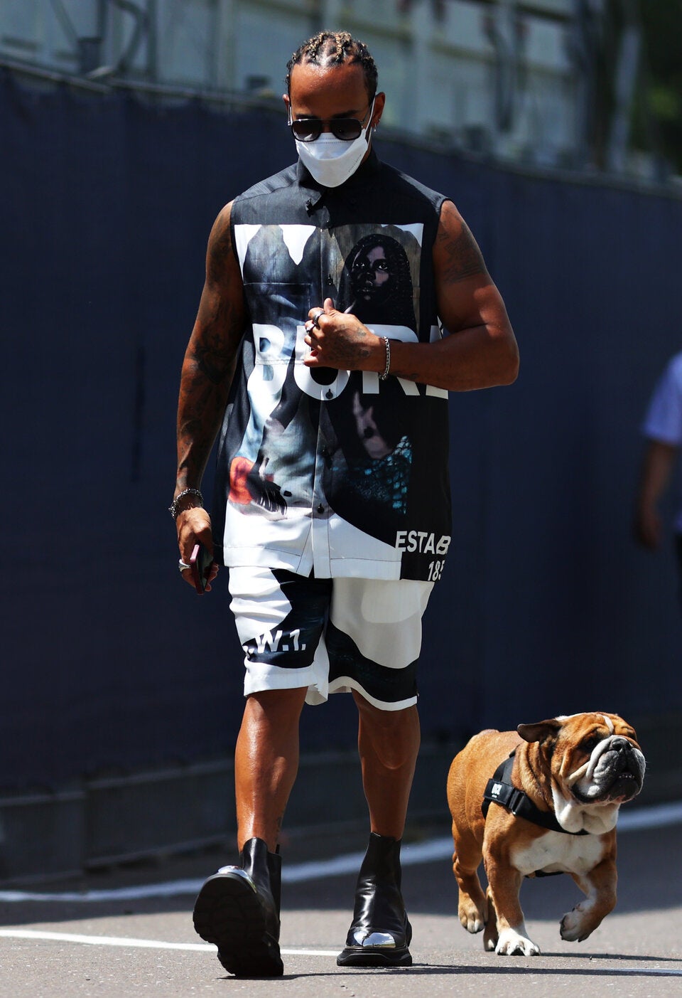 Formel-1-Weltmeister Lewis Hamilton mit Hund Rosco in Spielberg