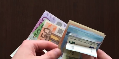 Hand zählt Geld