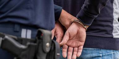 Handschellen klickten