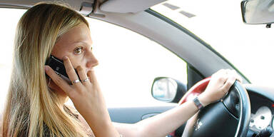 Handy am Steuer / telefonieren / Auto