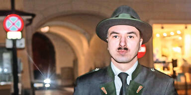 Jetzt gibt Harald im H&auml;fen wieder den Hitler