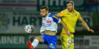 Hartbergs J&uuml;rgen Heil im Duell mit Austrias Markus Suttner