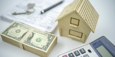 Haus mit Geldscheinen