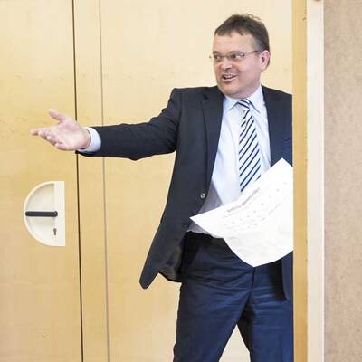 Hier gibt Ingrid Felipe von den Grünen ihre Stimme ab