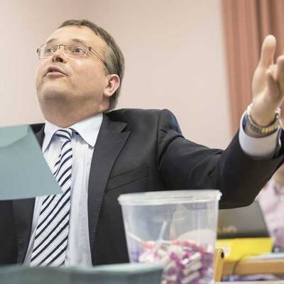 Hier gibt Ingrid Felipe von den Grünen ihre Stimme ab