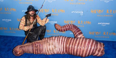 Heidi Klum feiert Halloween als riesiger Wurm