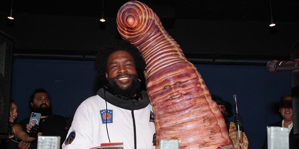 Heidi Klum feiert Halloween als riesiger Wurm