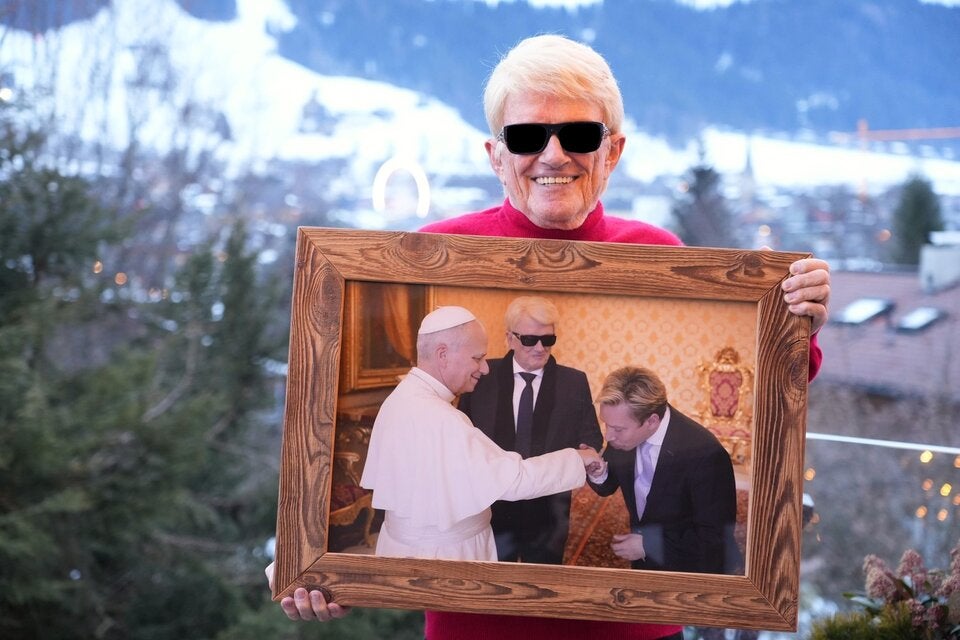 Heino zeigt, wie Helmut Werner den Ring des Papstes küsst. 