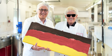 Heino präsentiert seine "Deutschland-Schokolade" als Antwort auf die Dubai-Schokolade