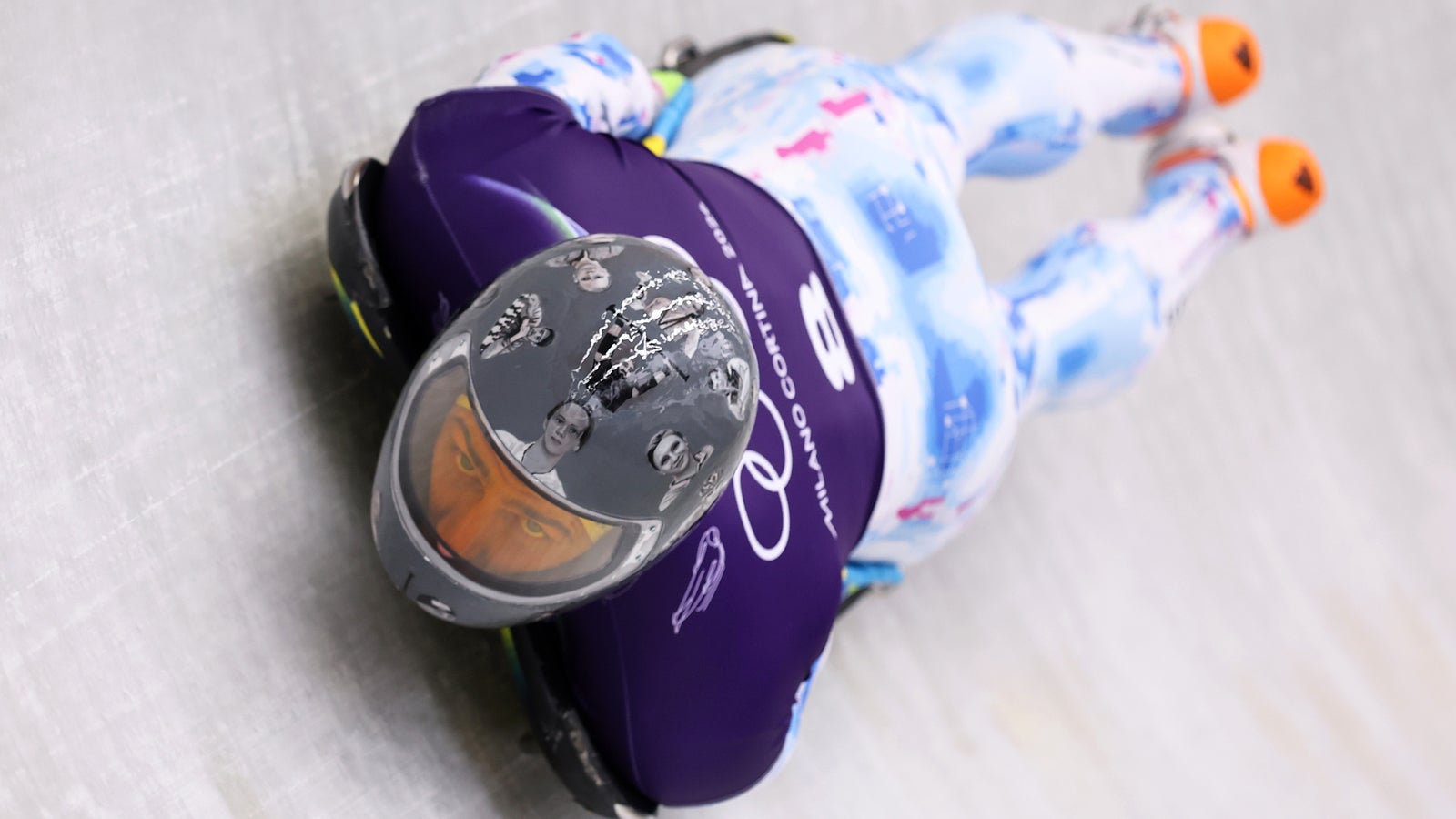 Ukrainischer Skeletoni will mit Helm Kriegsopfer ehren Kép