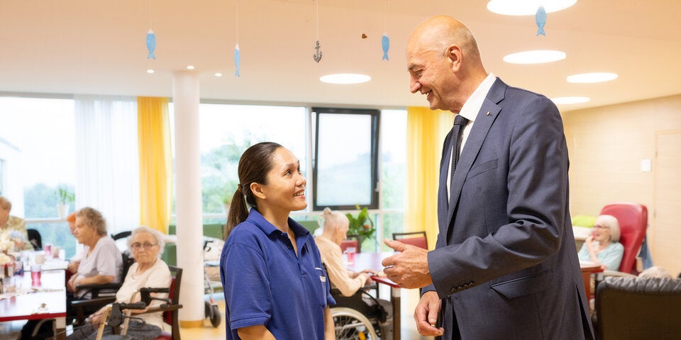 Dörfel im Gespräch mit philippinischer Pflegekraft.