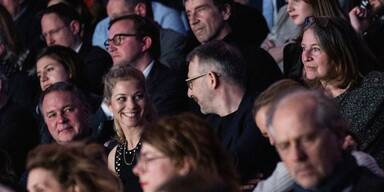 Hilde Dalik: "Nice tits" als Begr&uuml;&szlig;ung am Set