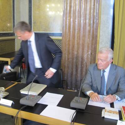 Der Alcatel-Vorstand steht den Abgeordneten Rede und Antwort