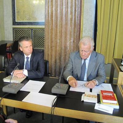 Der Alcatel-Vorstand steht den Abgeordneten Rede und Antwort