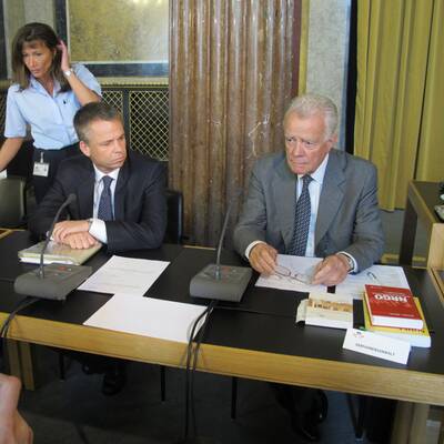 Der Alcatel-Vorstand steht den Abgeordneten Rede und Antwort