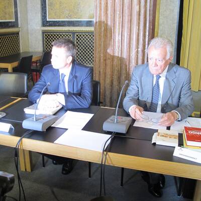 Der Alcatel-Vorstand steht den Abgeordneten Rede und Antwort