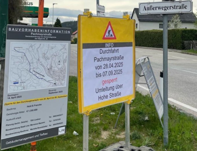 Hinweistafeln zur Sperre