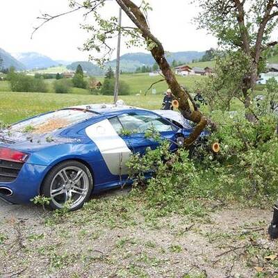  Marcel Hirscher beim Verlassen der Salzburger Landesklinik