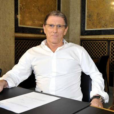 Hochegger ohne Sakko vor U-Ausschuss.