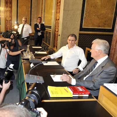 Hochegger ohne Sakko vor U-Ausschuss.