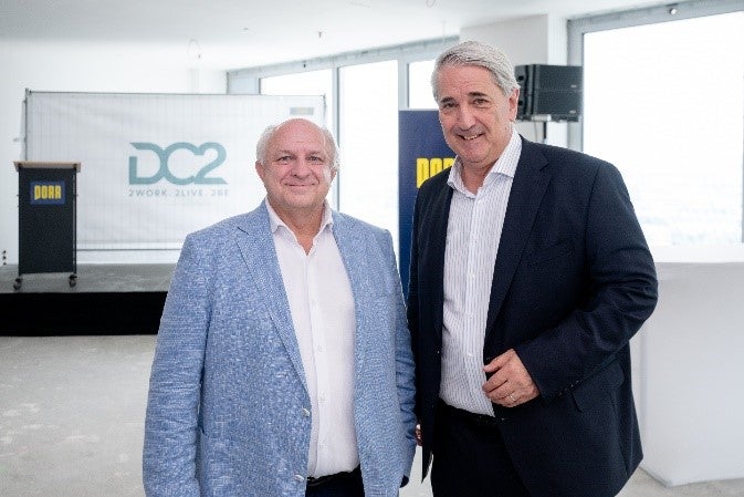 Wolfdieter Jarisch (S+B) mit dem Bezirksvor-steher für den 22. Wiener Bezirk Ernst Nevrivy beim offiziellen Teil der Gleichenfeier