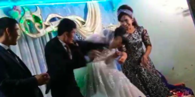 Hochzeit Mann schl&auml;gt Frau