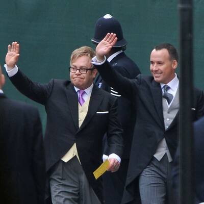 Promis und Adelige vor der Kirche