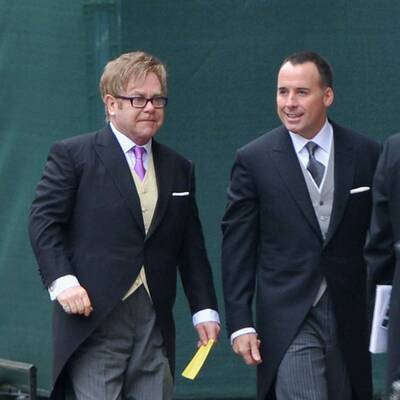 Promis und Adelige vor der Kirche