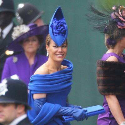 Promis und Adelige vor der Kirche