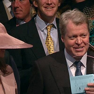 Promis und Adelige vor der Kirche