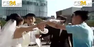 Braut dreht bei Hochzeit durch