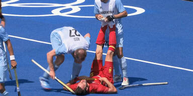 Hockey-Spieler schl&auml;gt Gegner mit Stock