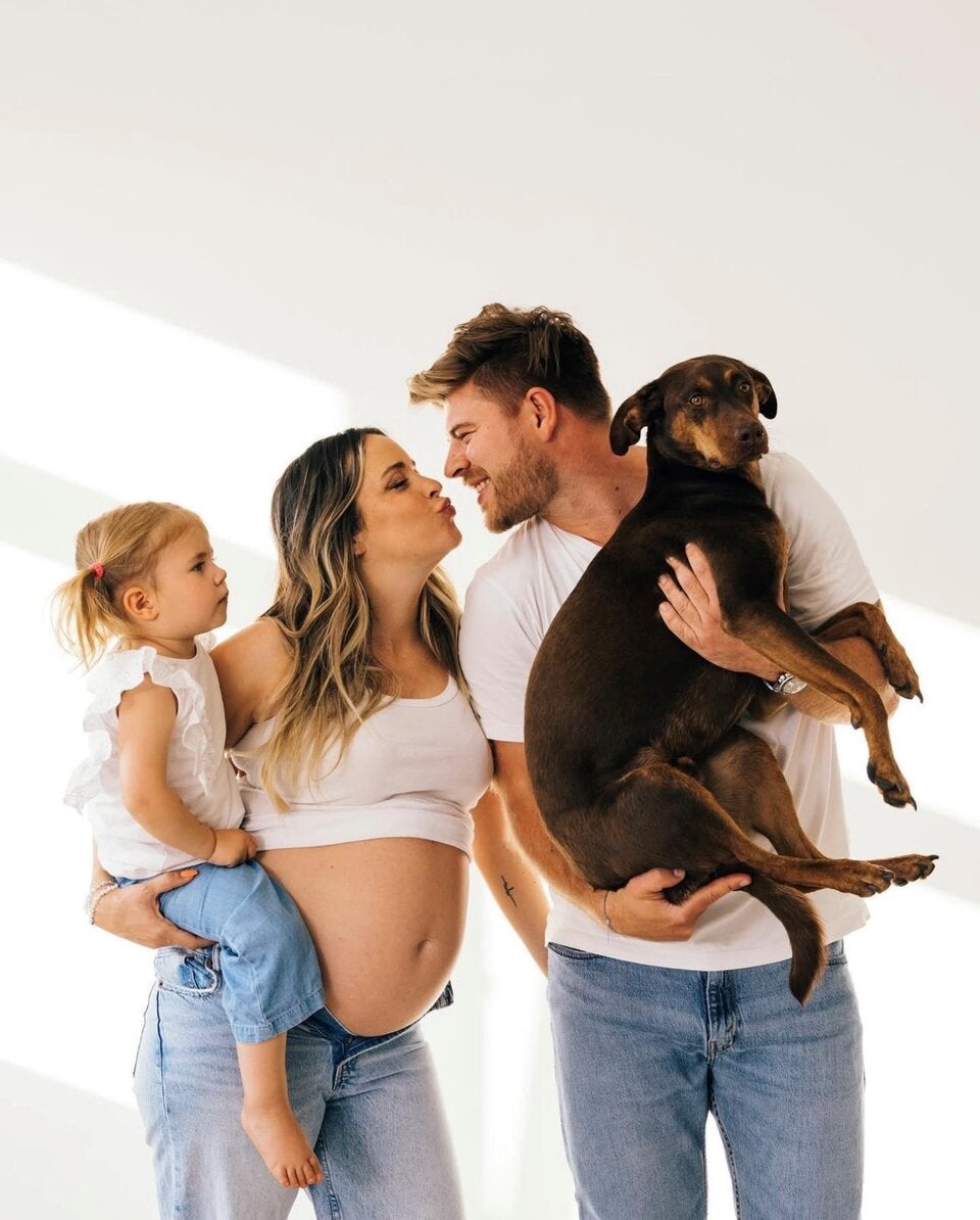 Mit Lebensgefährte Paul Mehling, Tochter Lotti und Hund Taco, als sie 2023 mit Sohn Fritz schwanger war.  