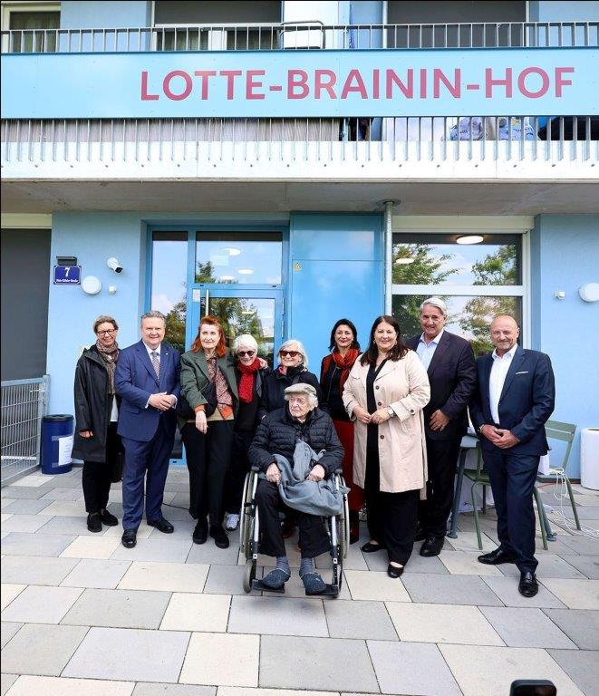 (v.l.n.r.) Karin Ramser (Direktorin Wiener Wohnen), Bürgermeister Michael Ludwig, Elfriede Jelinek, Familie Brainin, Kulturstadträtin Veronika Kaup-Hasler, Vizebürgermeisterin und Wohnbaustadträtin Kathrin Gaál, Bezirksvorsteher Ernst Nevrivy und Paul Steurer (Direktor Wigeba)
