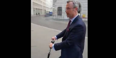 Hier rast Hofer mit E-Scooter zum Ministerrat