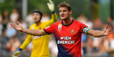 Maximilian Hofmann streckt die Arme zur Seite (Rapid Wien)