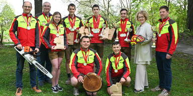 Waldwirtschaftslehrer Martin Gilge, Waldwirtschaftslehrer Ewald Gill, Mariella Pichler, Jonas L&ouml;ffler, Matthias Stockner, Florian Hollaus, Florian Hinterramskogler, Simon Resch, Bildungs-Landesr&auml;tin Christiane Teschl-Hofmeister und Praxislehrer Alexander Danner.&nbsp;&nbsp;
