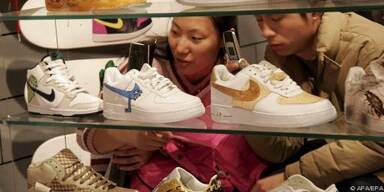 Hoher Dollar-Kurs und Restrukturierungskosten belasten Sportartikelhersteller