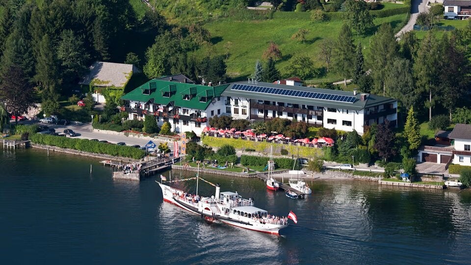  Am Ufer des malerischen Traunsees liegt der Hois‘n Wirt.   
