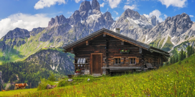 Holzhaus mit sch&ouml;ner Landschaft