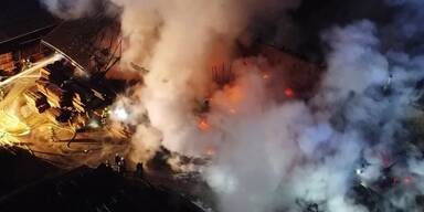 Holzlager in Flammen: 16 Feuerwehren im Einsatz