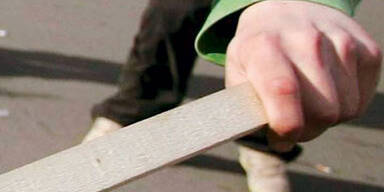 Streit in Wettlokal eskaliert: Attacke mit Holzlatte