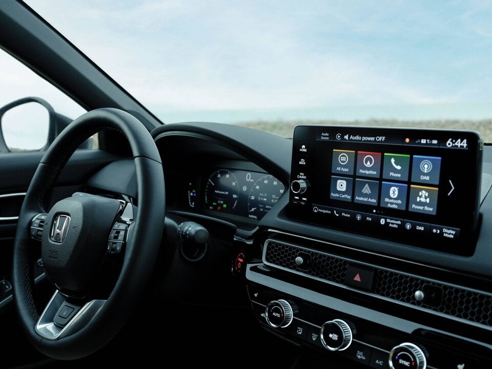 Zwar zeitgemäß digital, inklusive analogen Reglern. 