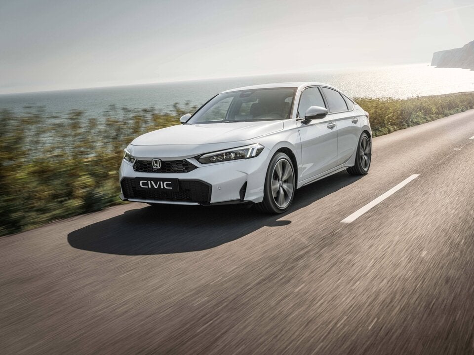 LxBxH: 4.549 x 1.800 x 1.401 mm, 2.736 mm Radstand. 